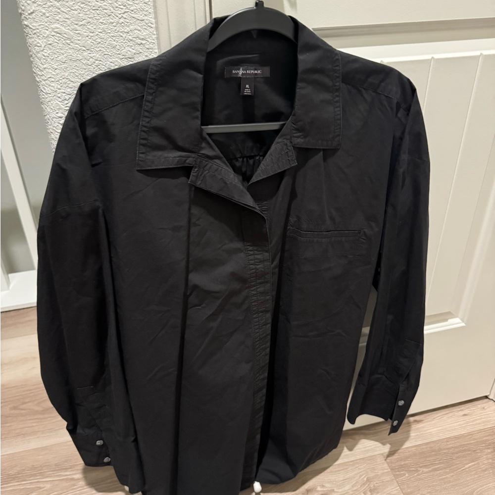 Banana Republic Women’s Black Button-Up Shirt